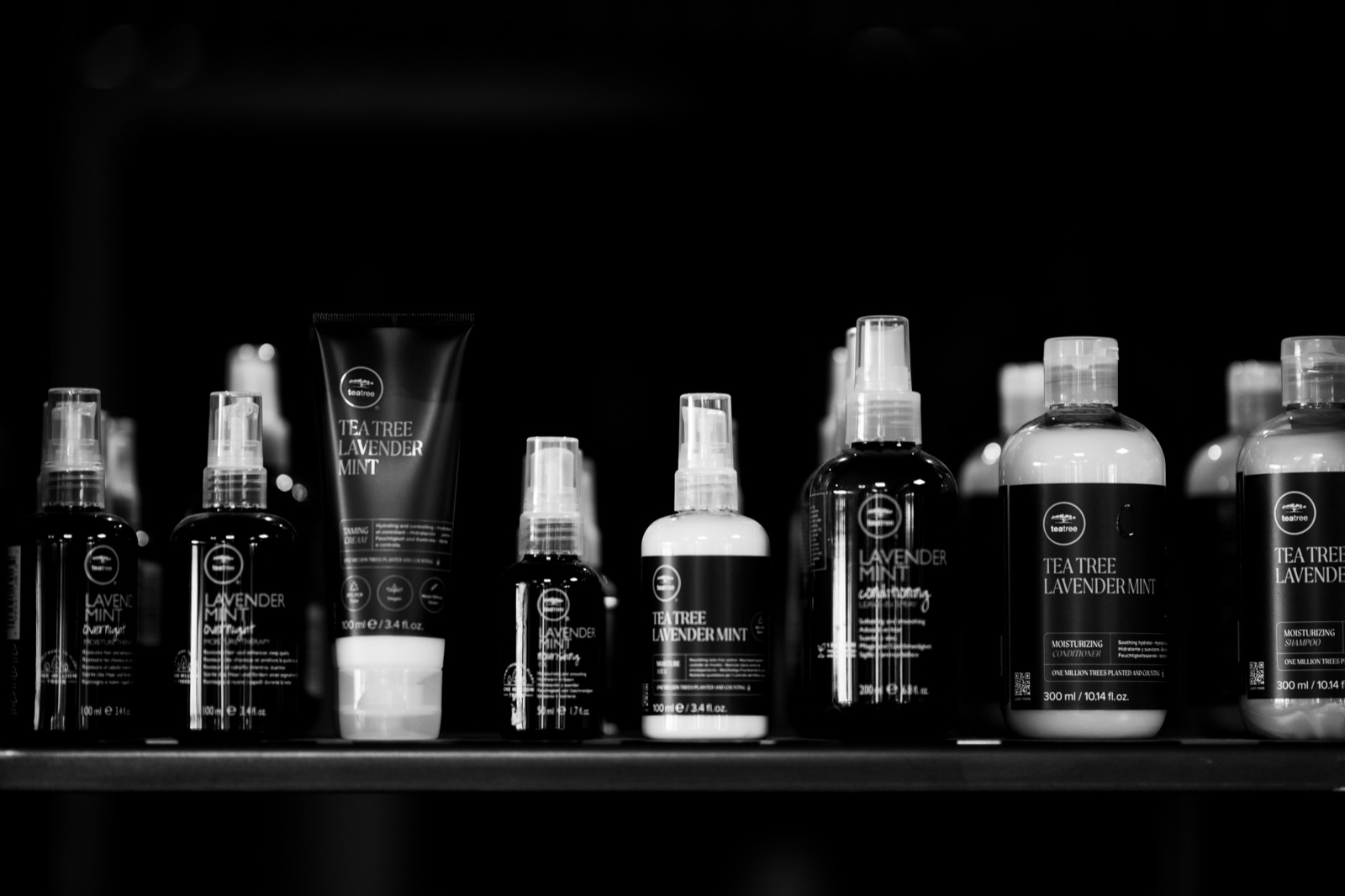 Paul-Mitchell-Produkte im Salonregal